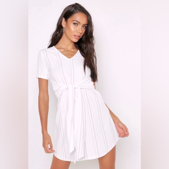 🎈3/$25🎈NWOT boohoo Stripe Tie Waist Shift Dress - Picture 1 of 5
